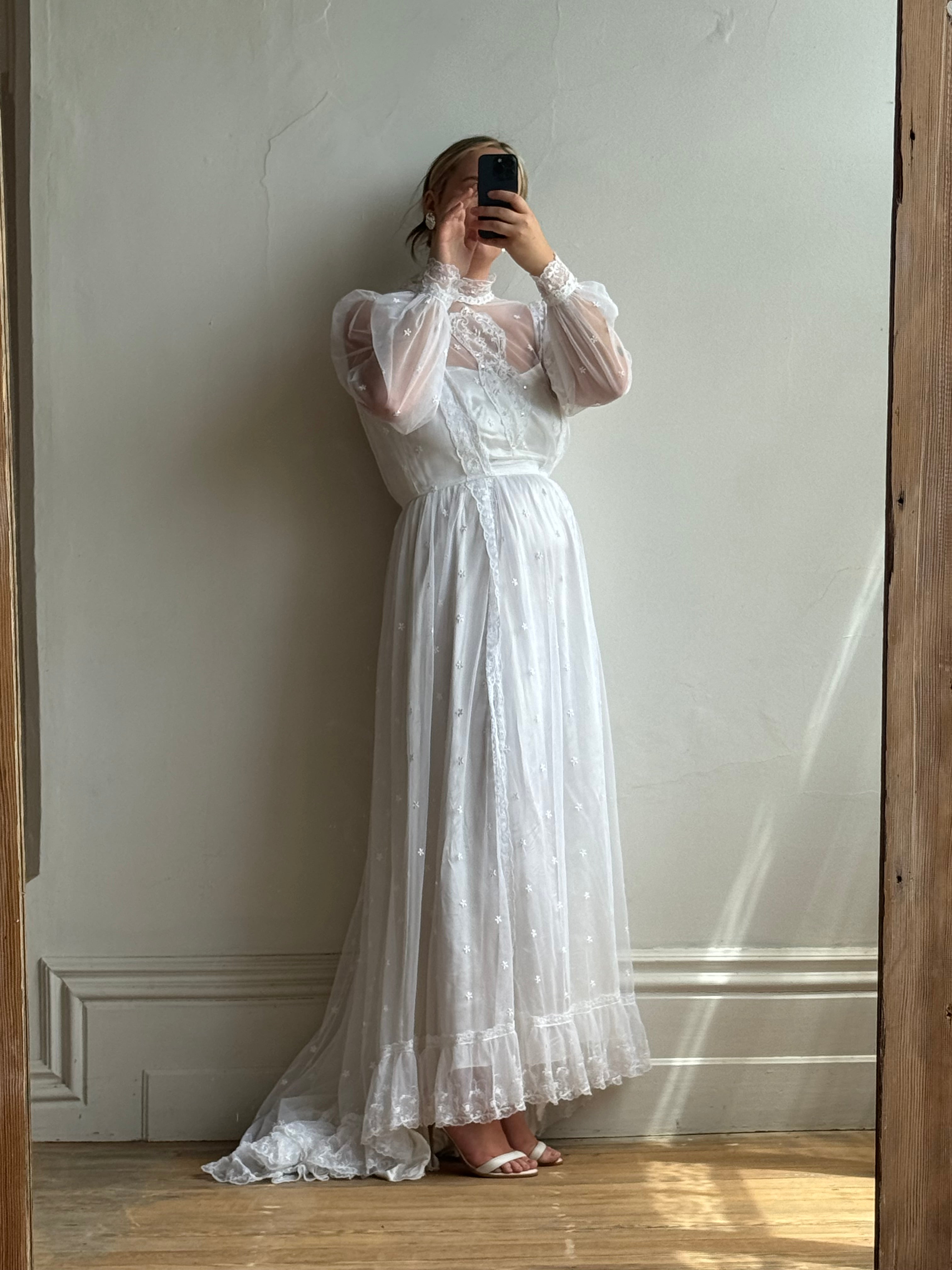 Vintage 70s Lace Daisy Long Sleeved Wedding Dress