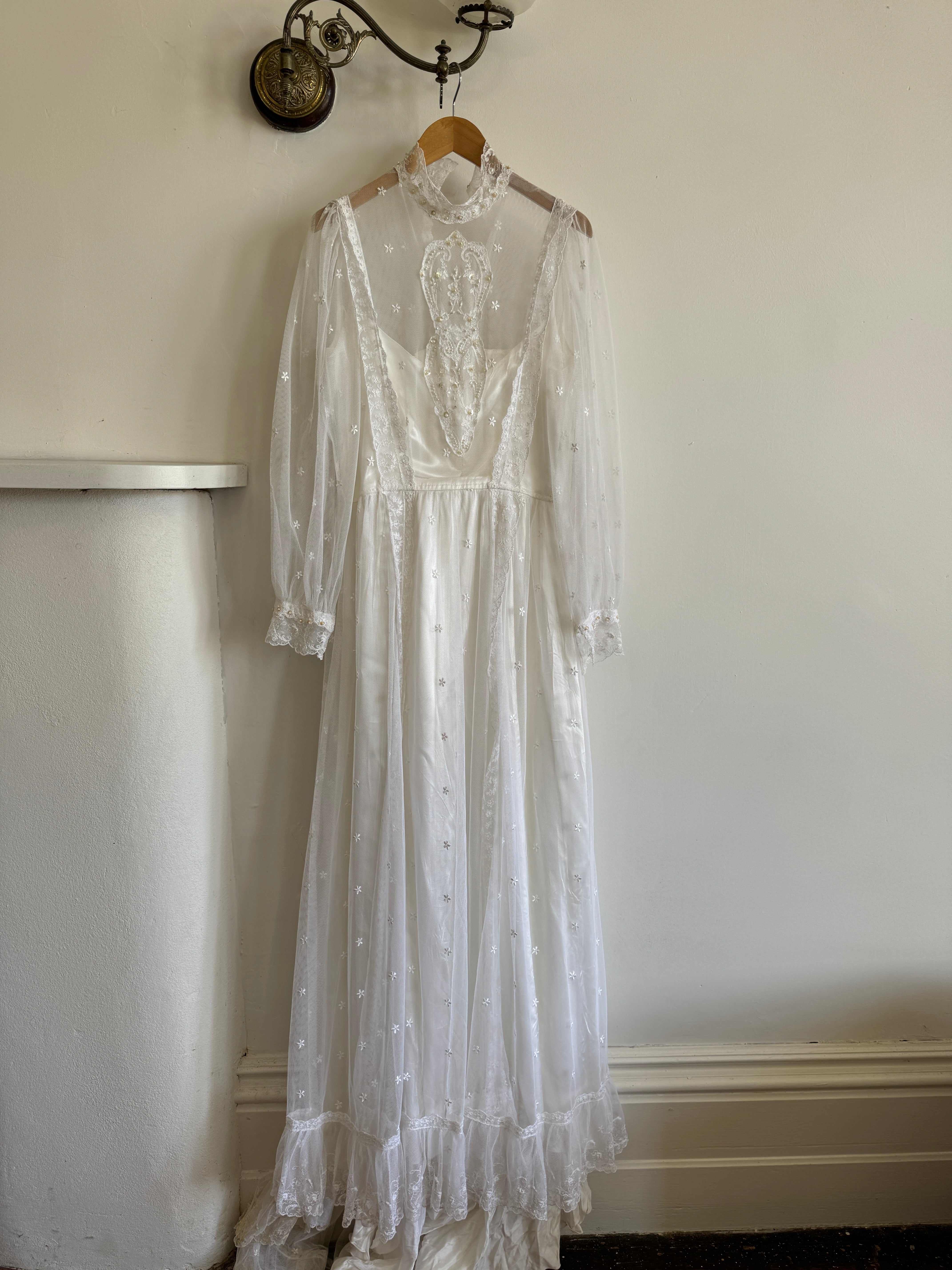 Vintage 70s Lace Daisy Long Sleeved Wedding Dress